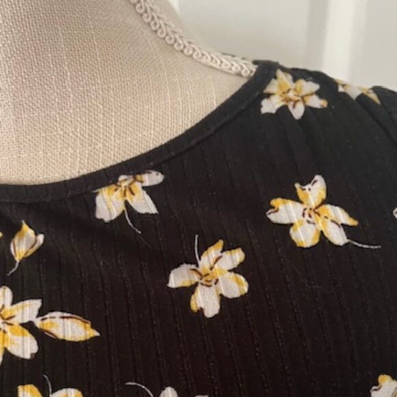 Antistar Ribbed Daisy Print Ruched Top - Picture 10 of 13